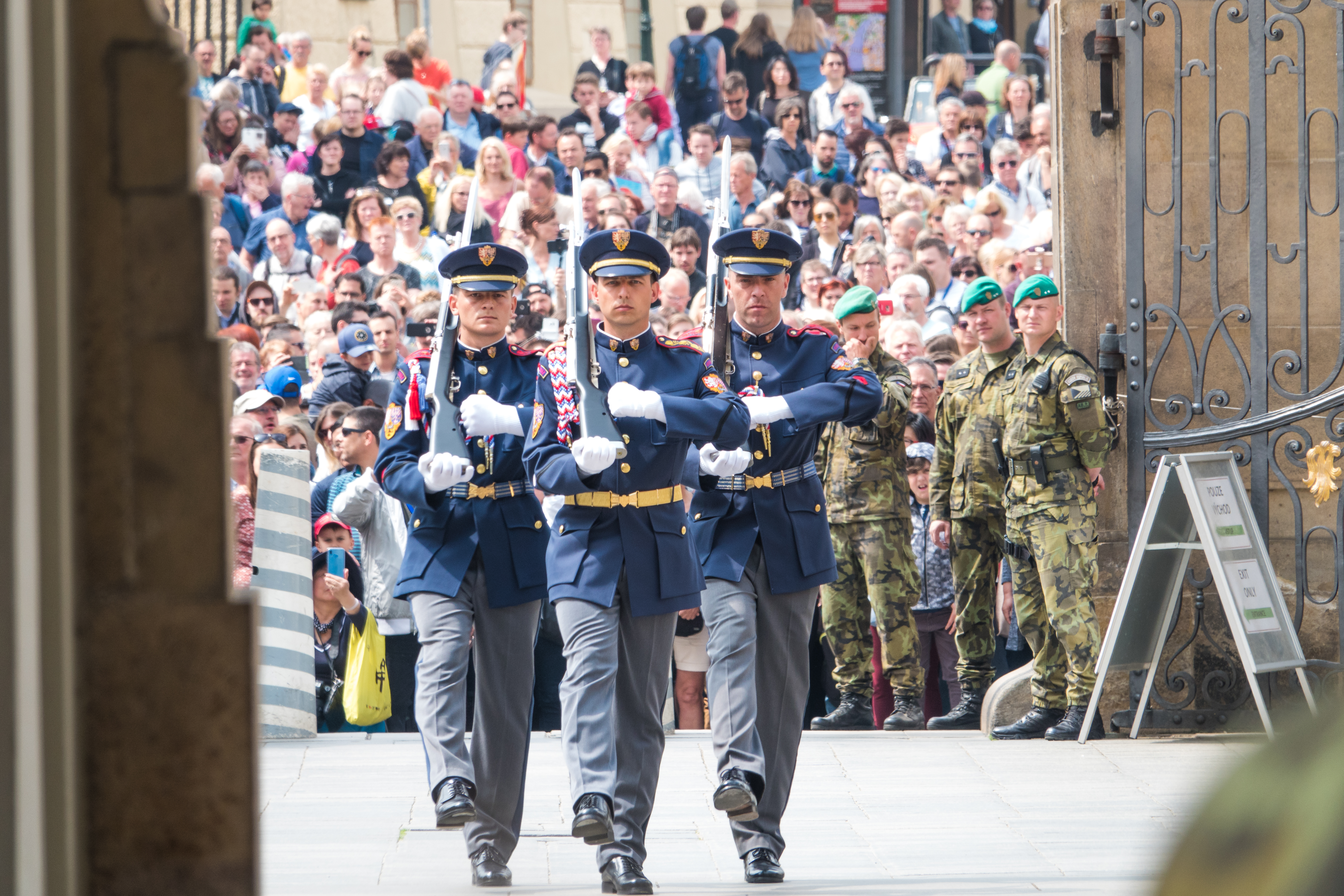 チェコ城 警備兵 制服 38 Czech Military Authorities Stock Photos